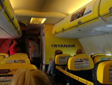 Ωραίοι είναι αυτοί στην Ryanair: Πλάσαραν το υποχρεωτικό ως δωρεάν παροχή